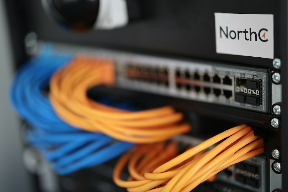 Switch de rede com diversos cabos conectados.