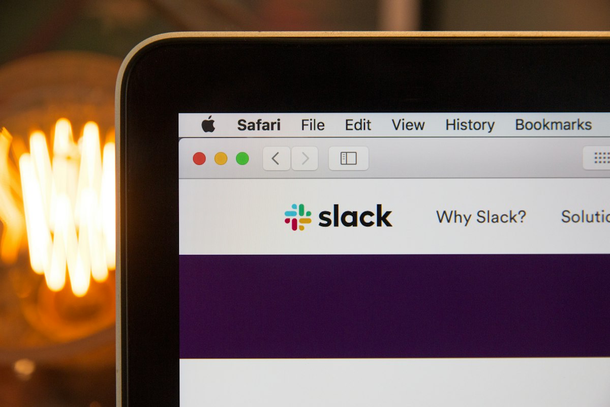 Tela de notebook com a página do Slack aberta.