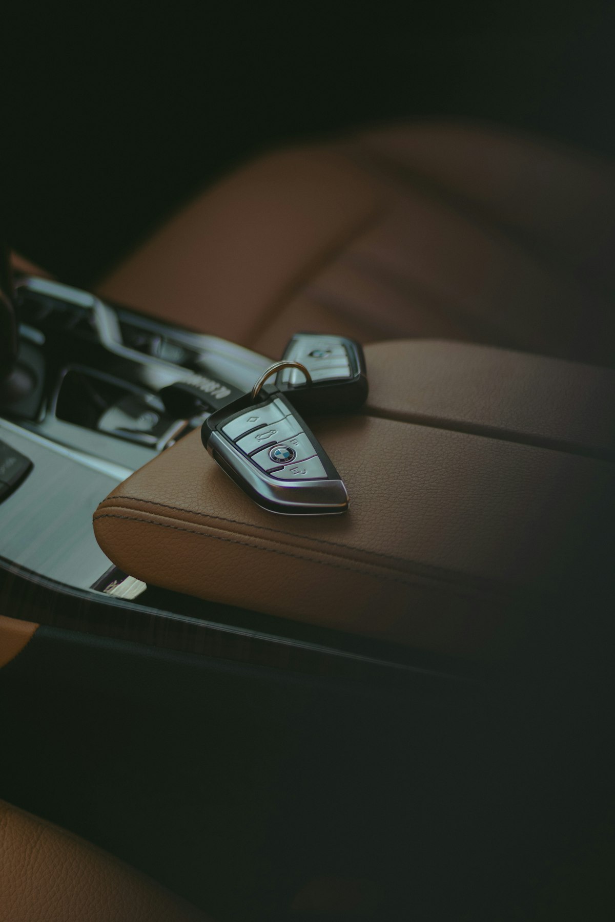 Chave de automóvel sobre uma superfície de couro no interior de um carro.
